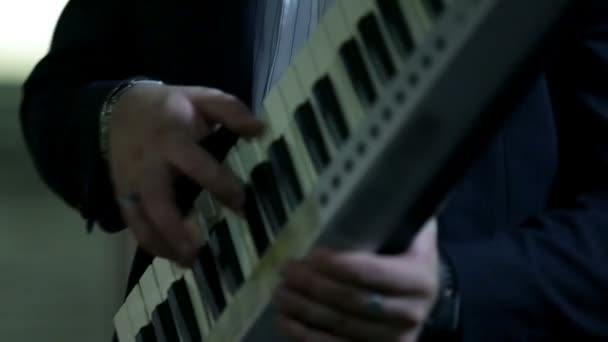 Uomo che tiene il synth e lo suona — Video Stock