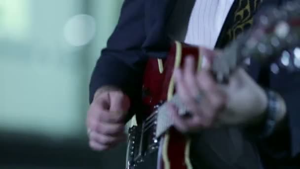 Uomo che suona la chitarra rossa di notte — Video Stock