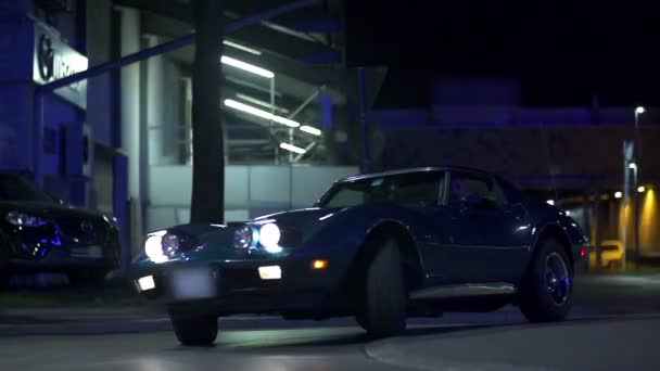Автомобиль проезжает мимо в замедленной съемке в ночное время — стоковое видео