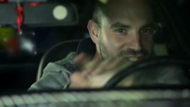 Homme conduisant une voiture avec un sourire sur le visage 