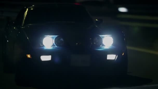 Blauwe corvette rijden op snelweg in het donker — Stockvideo