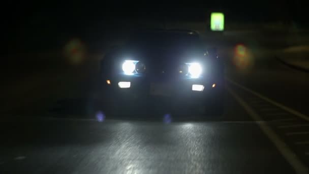 Corvette Conducir por carretera de hormigón en la noche — Vídeo de stock