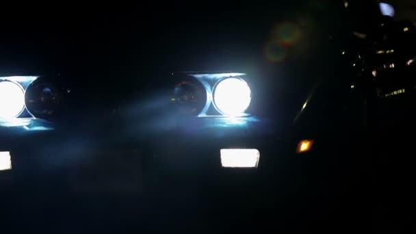 オンになっているライトとカメラに向かって運転コルベット — ストック動画