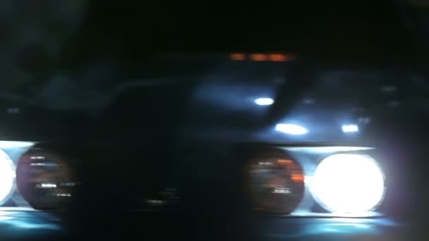 Corvette reluciente en las luces de la ciudad — Vídeos de Stock