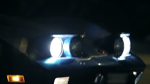 Faros de Corvette en la noche en coche de la ciudad — Vídeo de stock