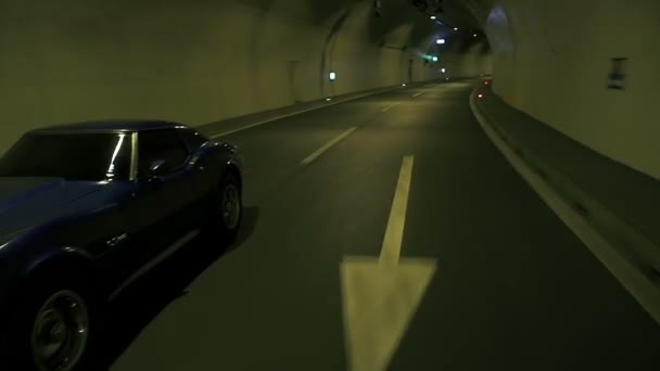 Corveta azul dirigindo através do túnel — Vídeo de Stock