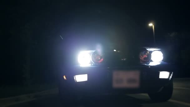 jezdit na čelním záběru reflektory aut v noci