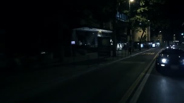 Piękny strzał po przekątnej niebieski corrvete wyprzedzania w nocy miasto jeździć — Wideo stockowe