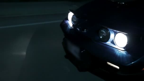 Corvette azul en el camino — Vídeo de stock