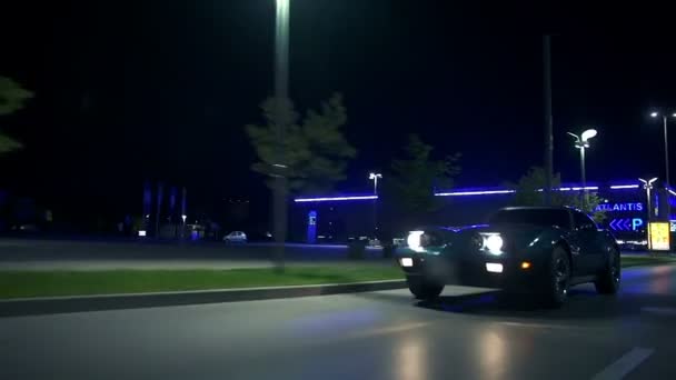 Niebieski corvette nocne jazdy — Wideo stockowe