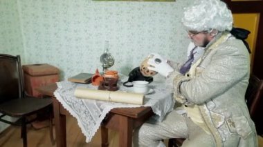 Aydınlanma dönemi üzerinden kendini çay dökülen