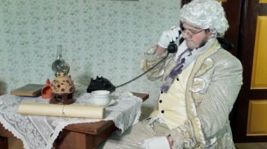 adam telefonda ortaçağ giysileri görüşmelerde