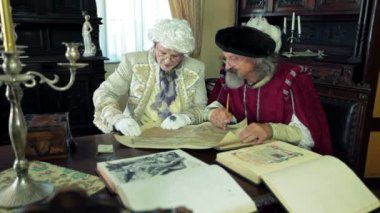 Belediye Başkanı ve eski açık eşlemesi hakkında konuşurken ortaçağ giysileri bilgin