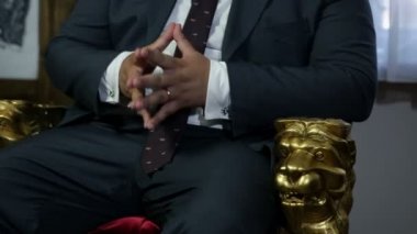 adam eski bir odada bekleyen bir kravat
