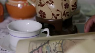 çay bardak ve bir kavanoz masaya vurdu