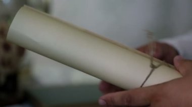 eski bir harita bir kaydırma göz önüne sermek çalışıyor