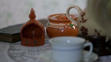 ayrıntı kavanoz ve bir harita bakan adam
