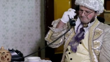 19. yüzyılda telefonda konuşan adam