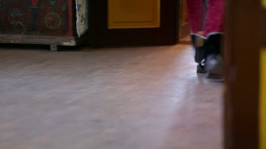 alt kısım erkek giysi giyerek