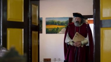 Odaya giren eski 19th yüzyıl bilim adamı