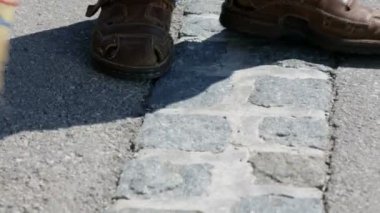 bir süpürge ile beton zemin süpürme
