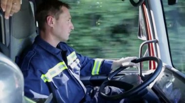 fireman bir firetruck ülkede aracılığıyla sürüş