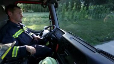 Fireman bir kulübede bir kamyon sürüş