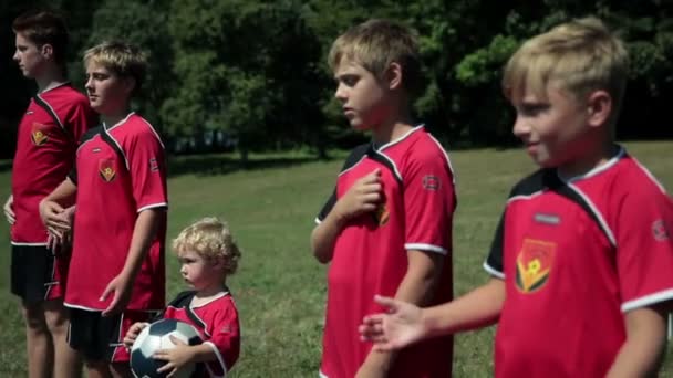 Νέους ποδοσφαιριστές, κρατώντας τα χέρια τους κοντά στην καρδιά τους και χειροκροτούν — Αρχείο Βίντεο