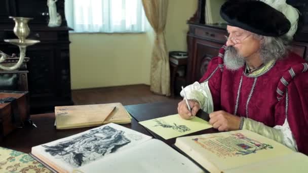 Старый средневековый ученый проверяет некоторые документы — стоковое видео