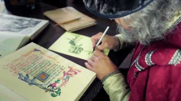 An old medieval scholar drawing some scheme — Stock Video