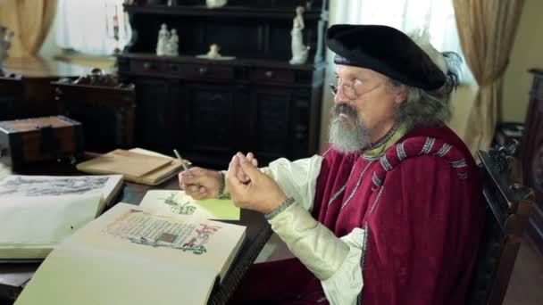 Старый средневековый ученый говорит о своих новых открытиях — стоковое видео