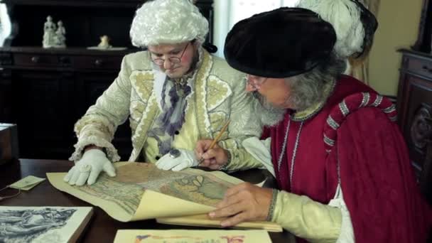 Scholar explaining a map to the mayor of the town — Stock Video