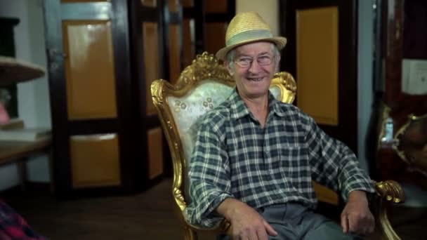 市長に訪問で笑顔の帽子を持つ小作人 — ストック動画
