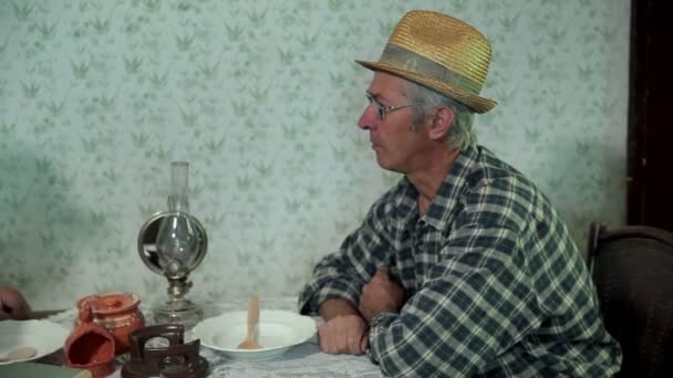 Agricultores con sombreros hablando en la mesa — Vídeos de Stock