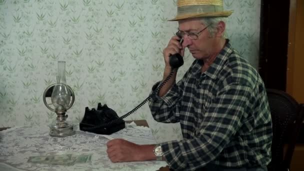 Farmer is talking over the phone — Stock Video