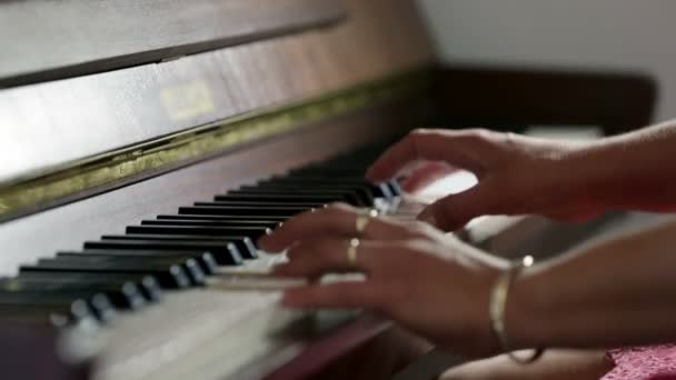 Γυναίκα που παίζει ένα πιάνο — Αρχείο Βίντεο