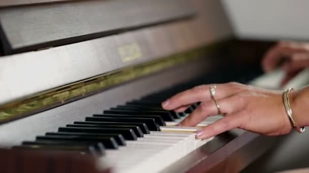 Mujer tocando un piano — Vídeos de Stock