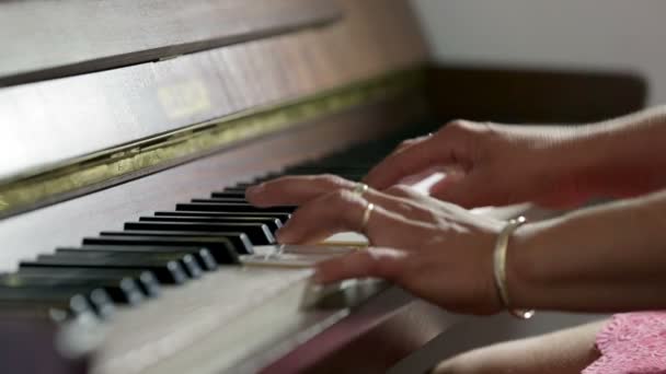 Mujer tocando un piano — Vídeos de Stock