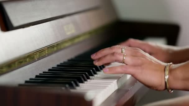 Frau spielt ein Klavier — Stockvideo