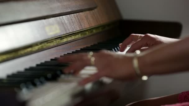 Γυναίκα που παίζει ένα πιάνο — Αρχείο Βίντεο