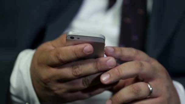 Alcune mani digitando nel telefono cellulare — Video Stock