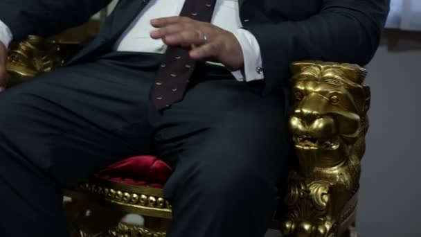 Homem sentado em uma cadeira velha excessiva esperando ansiosamente — Vídeo de Stock