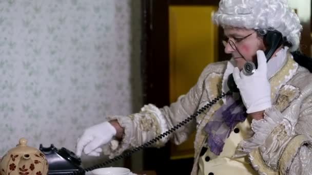 Чоловік 19-го століття набирає номер телефону — стокове відео