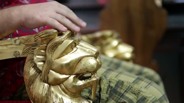 Женская рука стучит пальцами по ручке золотого стула — стоковое видео