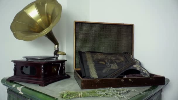 Antiguo gramófono con antiguo santuario — Vídeos de Stock