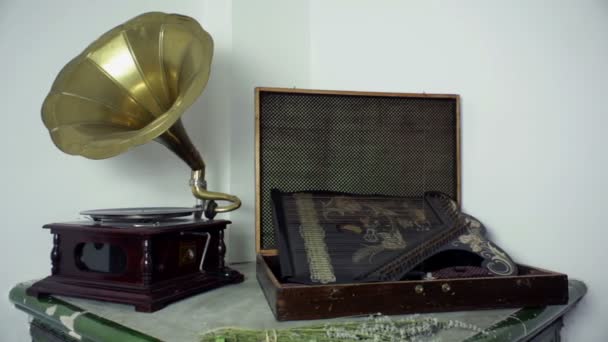 Démarrage d'un vieux gramophone — Video