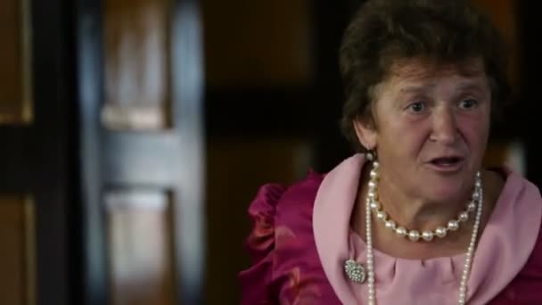 Alte Dame spricht wütend den Bürgermeister an — Stockvideo