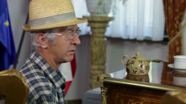 Фермер з сором'язливим капелюхом, що розмовляє з мером, знятим збоку — стокове відео