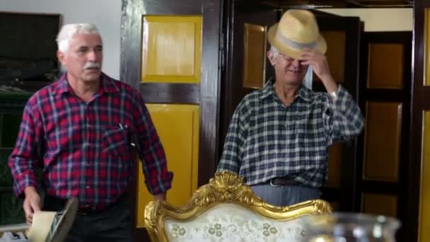 Dos granjeros entran a la alcaldía y saludan al alcalde con un sombrero — Vídeo de stock