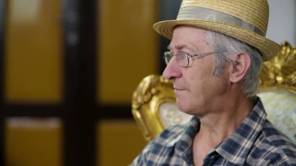 Αγρότης με γυαλιά και tratched καπέλο, ακούγοντας του συν-ομιλητές — Αρχείο Βίντεο